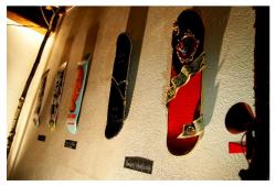 affiche Art by friends, crations sur skateboard